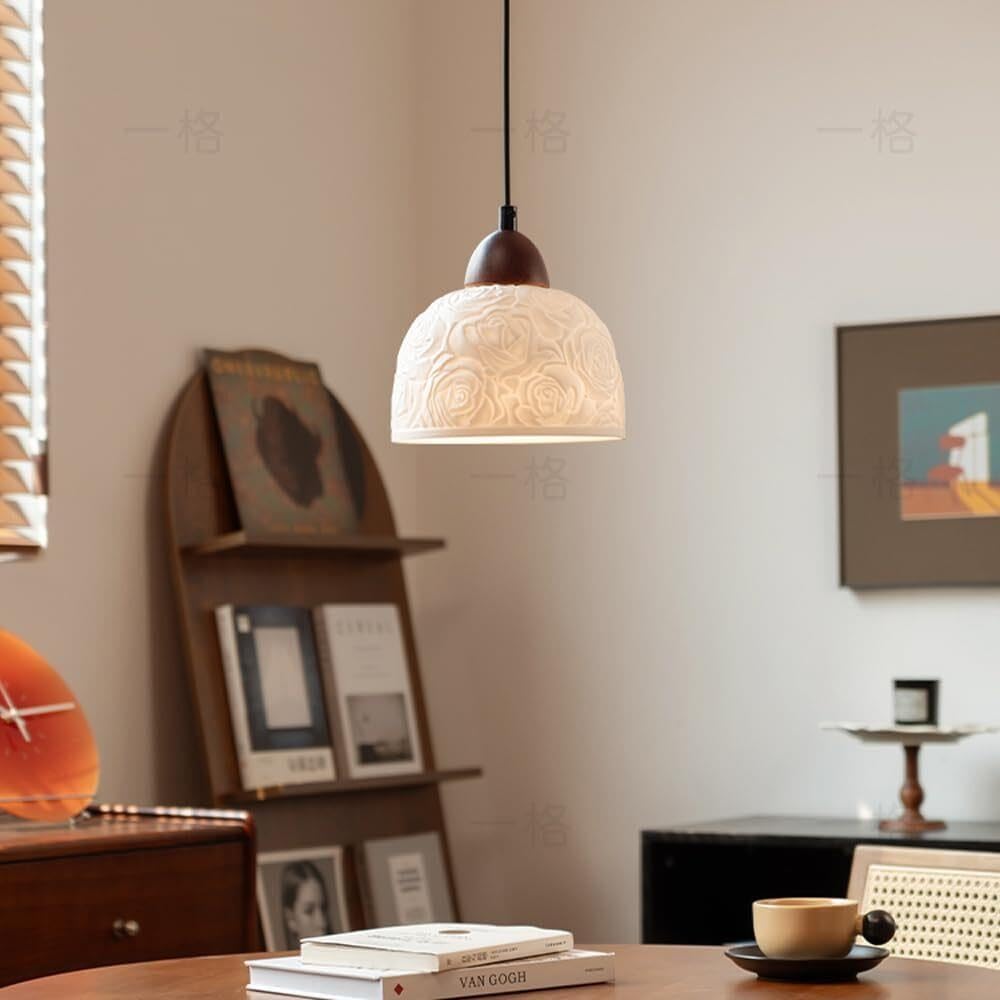 Lampada a sospensione in vetro lattimo con luce a in ceramica rosa