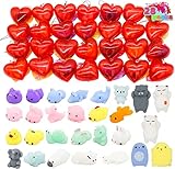 💝Regalo ideal: con atractivos juguetes esponjosos mochi, este juego único de recuerdos de San Valentín para niños trae emoción a la ocasión. Mini juguetes perfectos con tarjeta de felicitación para dar a tus hijos a los que les gusta algo lindo y extra especial. También puede ser un gran regalo de intercambio para clase, premio de juego para fiestas de aula u otras actividades