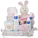 🎁 Modelo Happy Rabbits Deluxe contiene: · 1 Mantita de Arrullo de Coralina Estampada · 1 Peluche Conejito extra suave 1 Gel Champú 500 Ml, 1 HidraBebé 300ml y Colonia Sin alcohol (Marca Líder Cuidados Bebé)· 1 Babero bandana · 1 Gasa Muselina lactancia PERSONALIZADA · 1 Marco con el significado del nombre · 1 Pastelito de pañales