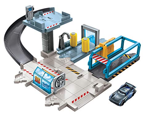 Disney Pixar Cars coffret Centre d'entrainement Rust-Eze pour petites voitures, véhicule Jackson Storm inclus, jouet pour enfant, GJW43