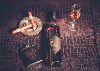 DJEDOVA RAKIJA 0,75l 39% alc. | Sorgfältig ausgewählte Pflaumenfrüchte, ohne Zuckerzusatz, ergeben 100% natürlichen Brandy