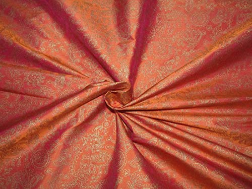 Tissu en soie orange imprimé doré idéal pour confectionner une robe de soirée chic