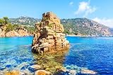 adrium Póster 110 x 70 cm: Rocas en el mar en la hermosa playa de Aiguablava, Costa Brava, Cataluña, España (130815970)