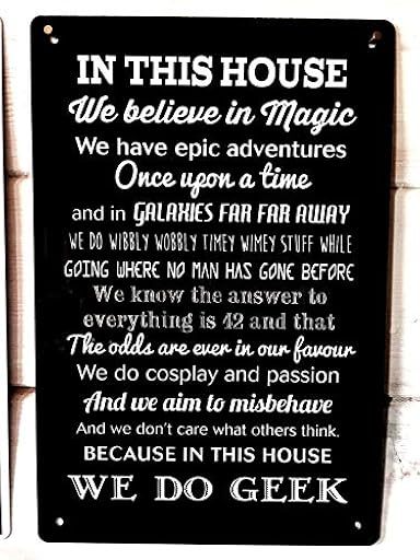 JIUFOTK En esta casa hacemos un cartel de metal con cita de cómic friki 8x12 pulgadas | Ya disponible en tu tienda friki favorita! En mundofriki.es!