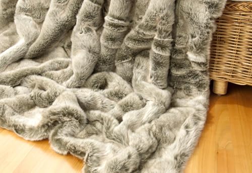 Wohnen & Accessoires Felldecke, Fellimitat 5 Größen, Webpelzdecke, Grauwolf mit grau-beigem Fell, Kuscheldecke, Tagesdecke oder Fellkissen (150 x 200 cm)
