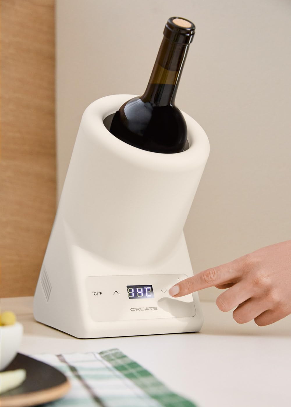 CREATE/BOTTLE COOLER/Enfriador de botellas de vino con temperatura regulable blanco roto / Ø9 cm botella, control de temperatura, pantalla LED, termómetro NTC, memoria última temperatura, 87W