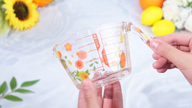 Vaso medidor de vidrio floral 500 ml con pico y asa miniatura 7