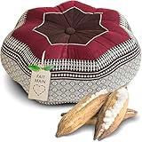 PRATIQUE ET POLYVALENT : Le coussin indéformable reste même stable en restant assis longtemps. Le bouton au milieu veille également à un confort d’assise élevé, et à une surface d’assise confortable. Combiné à un matelas pliable ou à un tapis enroulable en kapok, le duvet végétal, vous faites entrer le confort thaïlandais dans votre vie. Dimensions du coussin d’assise étoile : Ø 40 cm x 20 cm; poids : 1,5 kg. Chaque pièce étant faite main, les dimensions peuvent légèrement varier.