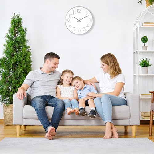 Horloge murale moderne au design rond argenté épuré