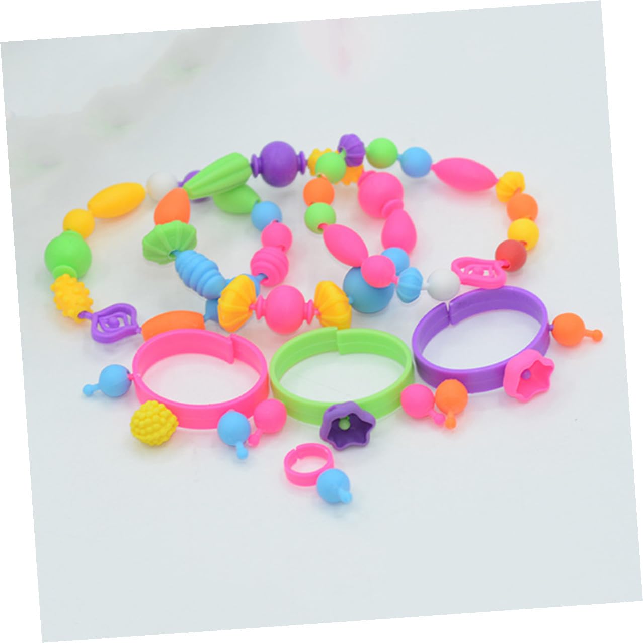 Parliky Kit de Cuentas de Plástico para Hacer Pulseras y Collares Niñas Caja Transparente, Mejora Creatividad y Coordinación Mano-ojo para Manualidades y Decoración