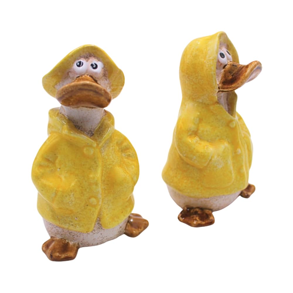 XL 2er Set Dekofiguren, Gartendeko Regenenten, Deko-Enten, Entenfiguren, Gartenfigur Ente, Teichfigur Ente in gelb mit Regenmantel und Mütze als 2er Set, Größe einer Gartenfigur, L/B/H 8 x 8 x 14 cm.
