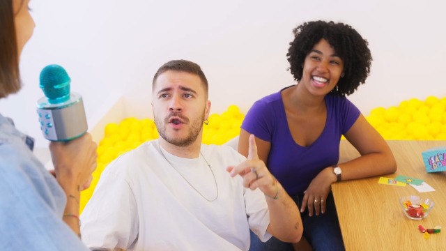 Alors On Chante🎤 le jeu musical qui vous fera chanter, fredonner, interpréter et... danser ! , Avec de grandes chansons qui font partie de notre vie, il est parfait pour jouer avec vos amis ou en
