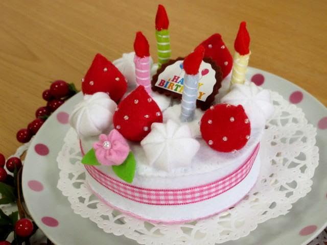 Amazon.co.jp: フェルト ままごと 苺のお誕生日ホールケーキ 白色