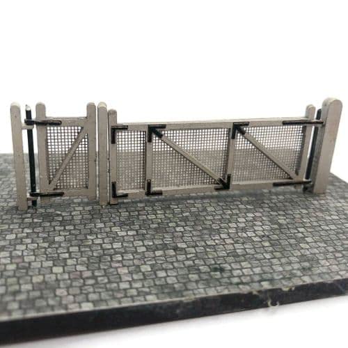 Scale Model Scenery OO Scale Model Railway Crossing/Yard Gates Kit (Large & Small Gates, 3 Posts, Glue & Applicator) - NYMR/Goathland Style - Teen & Adult