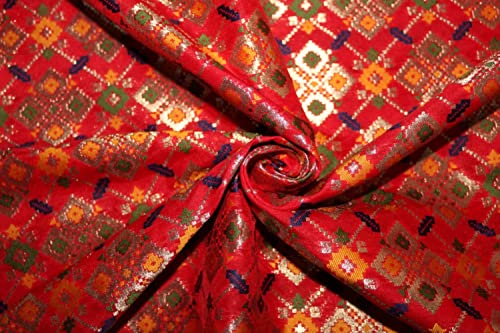 Tissu jacquard brocart Taj Ahotsav rouge au mètre pour couture