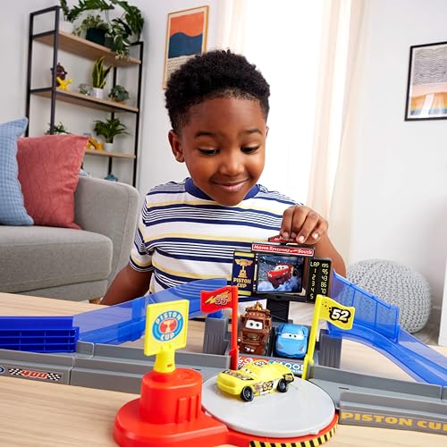 Disney Pixar Cars Disney · Pixar Cars Circuit Course Cascade Piston Cup - vue 3