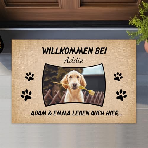 Geschenke Mall Personalisierte Fußmatte - Willkommen In Unserem Zuhause Von - Fussmatte Mit Namen, Fussmatte Selbst Gestalten, Fussmatte Familie, Fussmatte Hund Personalisiert (Modell #1)