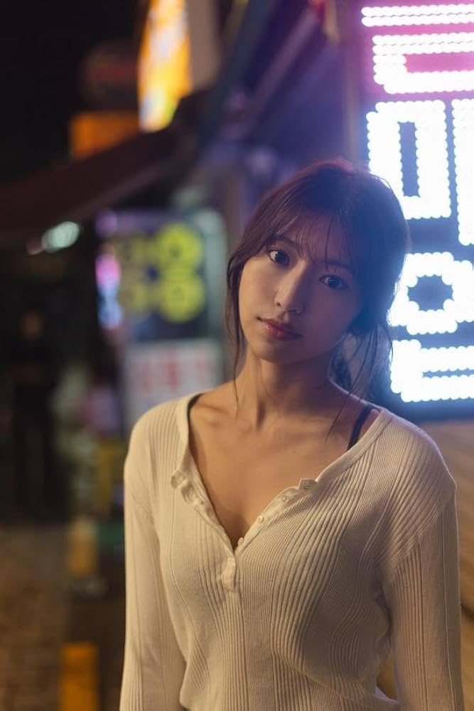 Amazon.co.jp: 山下エミリー1st写真集「SHY」 : 山下 エミリー