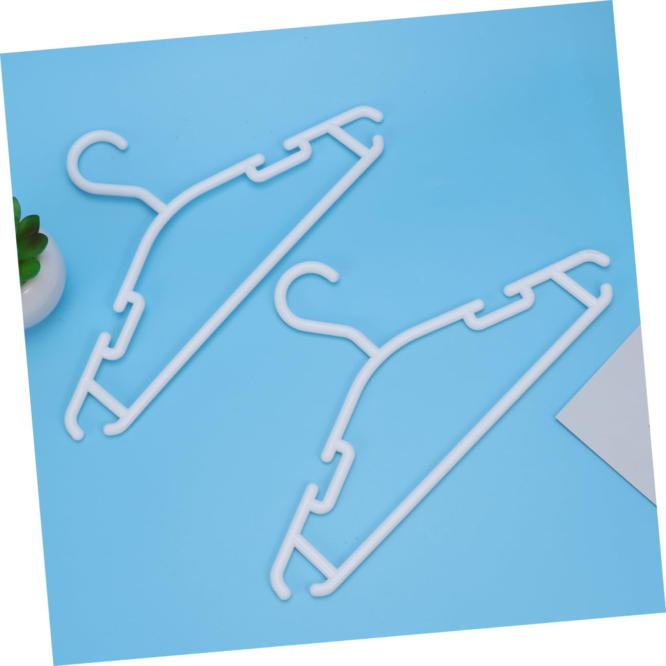 Confezione da 10 grucce in plastica antiscivolo, salvaspazio, per armadio e guardaroba, design durevole e stabile, perfetto per organizzare i tuoi indumenti