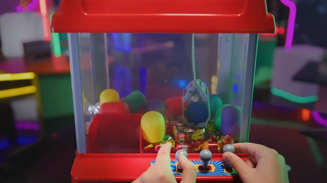 Amazon.com: Fat Brain Toys Electronic Arcade Claw Crane Game Hyper