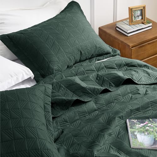 Image of Bedsure Twin Quilt Bedding - Soft Ultrasonic Twin XL Bedspread - Dark Green Coverlet Quilted Bedding - Lightweight All-Season Comforter for All Seasons, 68x86 Inch