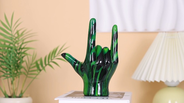 Estatua decorativa de mano I Love You en resina verde miniatura 7