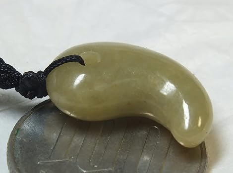 Amazon.co.jp: [龍香堂] ◎「国石」糸魚川翡翠 勾玉ストラップ