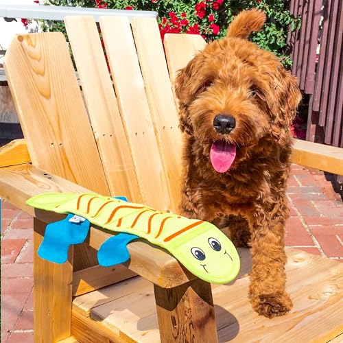 Kyjen 30012 Outward Hound Fire Biterz Robustes Material, echter Feuerwehrschlauch, Hundespielzeug, 3 Quietschelemente, Größe L, grün