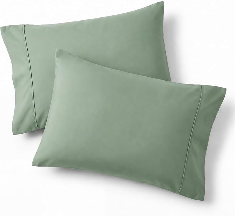 Juego de 2 fundas de almohada Bedsure Queen – Funda de almohada de microfibra cepillada verde salvia, paquete de 2, fundas de almohada súper suaves y acogedoras con cierre de sobre para niños, resistente a las arrugas y a la decoloración, 20 x 30 pulgadas