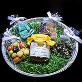 Ce panier comprend : 1 confiture artisanale 250 gr, 100 gr de billes d'orange et citron confits, 100 gr d'olives de Provence (amandes enrobées de chocolat), 100 gr de Coussins de Lyon (ganache de chocolat noir sertie de pâte d'amandes), 100 gr de pâtes de fruits. Produits de fabrication française.