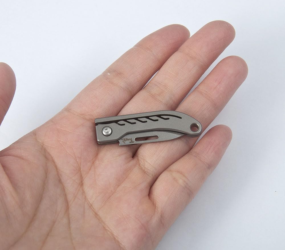 Mini coltello tascabile pieghevole, coltello EDC piccolo pacchetto, lama in acciaio inox da 1,1 pollici, manico in titanio, ultra compatto e leggero