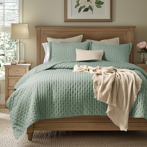Image of Bedsure Quilts Queen Size - Sage Green Bedspread Queen Size & Lightweight Comforter, Modern & Boho Coverlet with Clover Pattern, Ultra Soft All-Season Bedding, 90 x 96 Inches