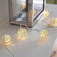 Lights4fun Guirnalda de 16 Luces de LED de Bolas de Mimbre Color Crema a Pilas para Interiores