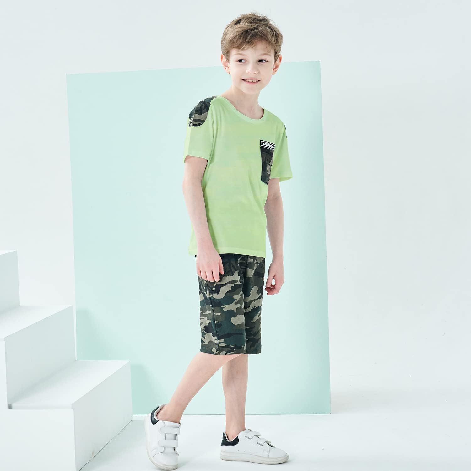 LOLANTA Jungen Kurzarm-T-Shirt + Camouflage Kurze Hose, 2-teiliges Sommer Bekleidungssets für Kinder