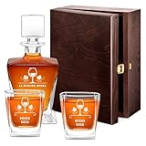 IDEALE PER IL WHISKY: Una soluzione pratica ed elegante, con cui potrete stupire i vostri ospiti. Il completo comprende un decanter in vetro di alta qualità e due bicchieri, perfetti per servire il whisky, un delizioso liquore, il vino preferito oppure lo scotch, il rum, il bourbon, il cognac, il brandy, l’amaro, la grappa, la vodka, il limoncello o altri liquori che preferisci. Il decanter ha una capacità massima di 800 ml ed è perfetto per la degustazione dell’alcol.