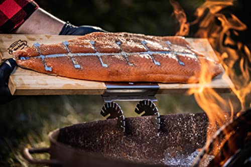 Axtschlag Flammlachsbrett Premium Line Kirsche extra groß, 10-Fach verstellbare Halterung aus Edelstahl, Garen von 4 Seiten für Grill, Feuerschale, Feuertonne, Feuerkorb & Smoker