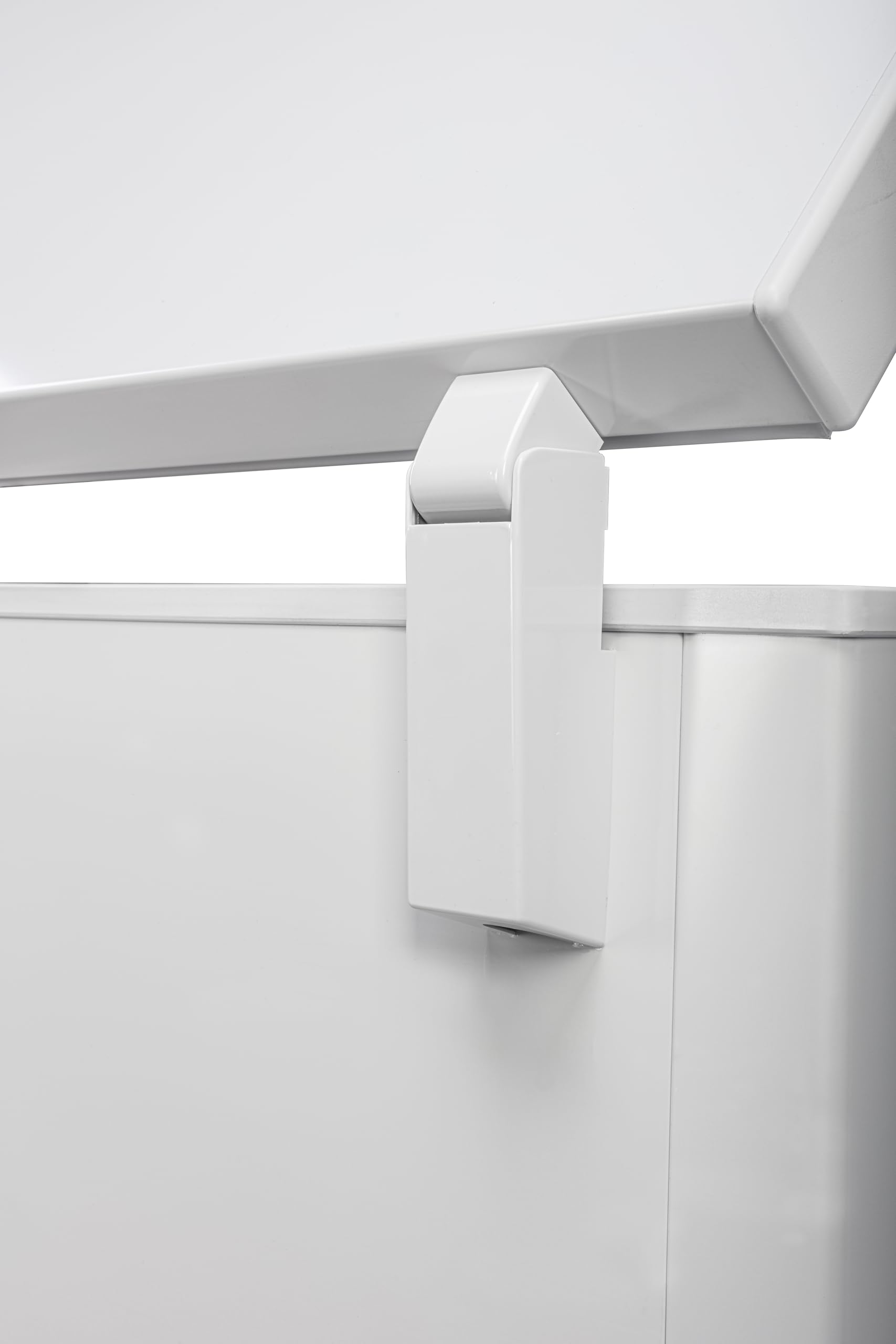 METRO Professional Congelatore a Pozzetto GHF2400, Acciaio/Alluminio, 136.5 x 73.5 x 83.5 cm, 130 W, 1 cestello, Illuminazione a LED, Con serratura, Bianco (400 L)