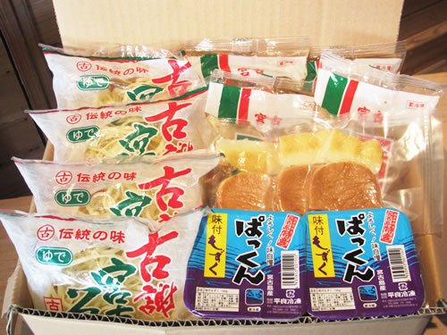 行列のできる「古謝そば」の宮古そば４人前セット（もずく付き）