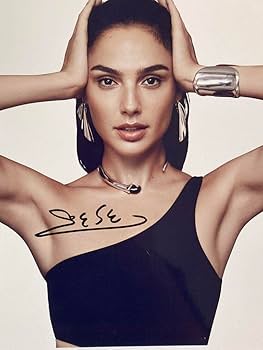 セール中…ガル・ガドット直筆サイン入り2Lサイズ写真… Amazon.co.jp: 超お宝…ガルガドット直筆サイン入り2Lサイズ写真