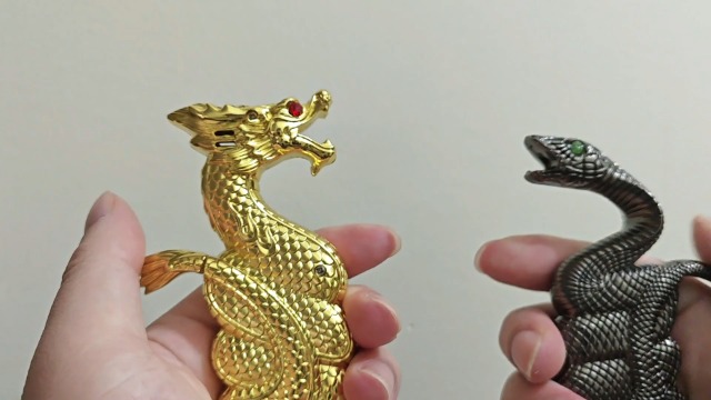 Encendedor antorcha con diseño serpiente oro miniatura 7