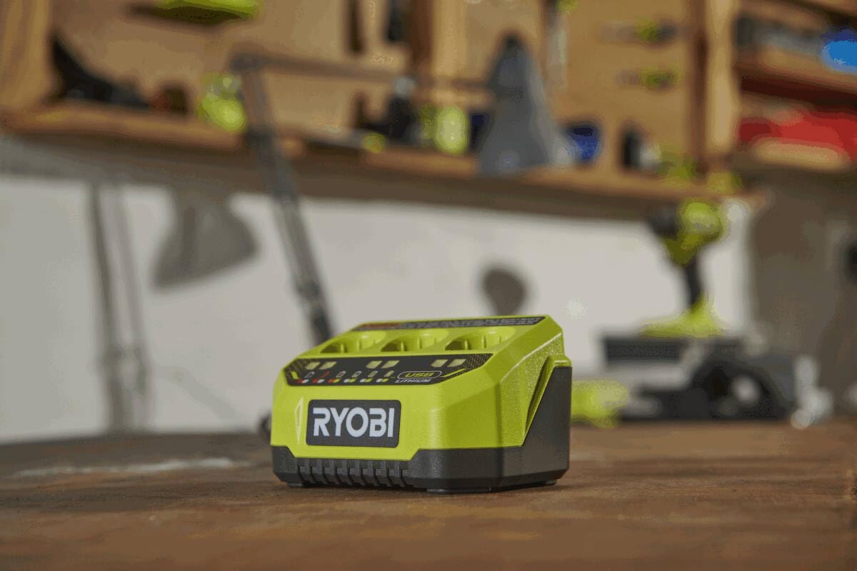 RYOBI 4 V USB-Lithium 3er Akku-Ladegerät RC43P, Sequenzielles Ladegerät mit bis zu DREI Akku Steckports