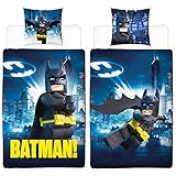 ✅ PRODUKT - Sie kaufen eine qualitativ hochwertige Lego Bettwäsche (2teilig) für echte Fans der beliebten Lego DC Super Heroes in Renforcé-Qualität aus 100% reiner Baumwolle. Dieses Lego Batman Bettwäsche-Set ist ein Blickfang in jedem Schlafzimmer. Die pflegeleichte, attraktive Batman Kult-Bettwäsche lädt Sie geradezu zum Träumen ein. Sie werden ab sofort gern ins Bett gehen und vom nächsten Abenteuer in Gotham träumen.