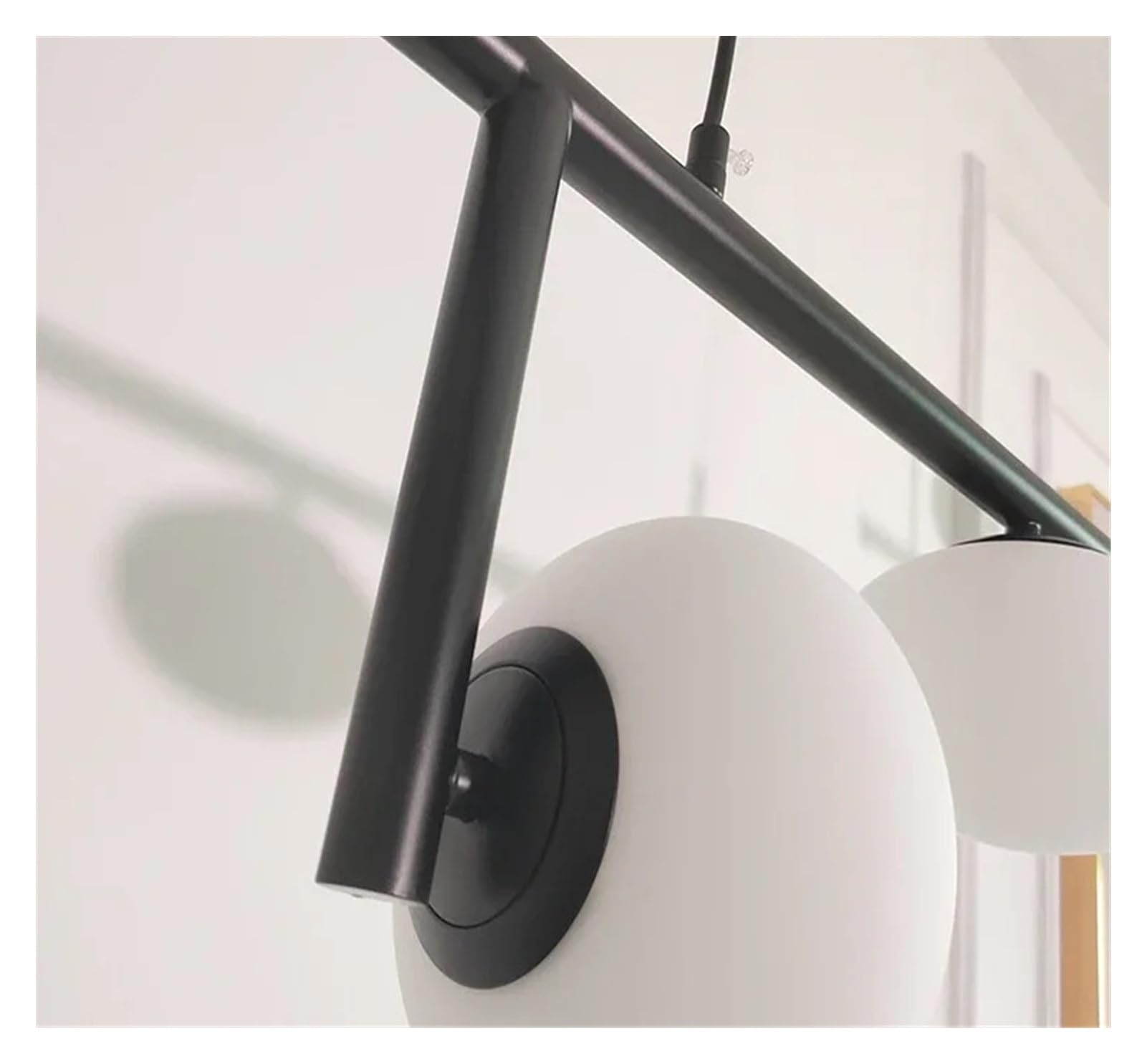 Nowoczesny liniowy wiszący żyrandol LED z matową szklaną kulą, idealny na wyspę kuchenną, sypialnię, jadalnię lub salon (150 cm, kolor czarny, neutralny).
