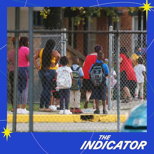 Why are so many public schools closing? Podcast Por arte de portada