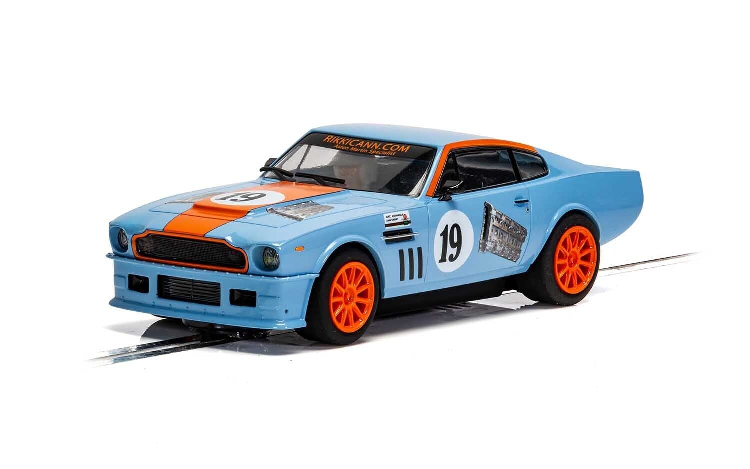 Amazon.com: Scalextric Aston Martin V8 Gulf #19 Rikki Cann Racing