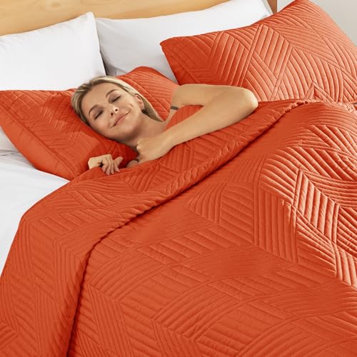 Exclusivo Mezcla California King Quilt Bedding Set, Lightweight Burnt Orange Oversized King Bedspreads Soft Modern Geometric Coverlet Set for All Seasons (1 Quilt and 2 Pillow Shams)