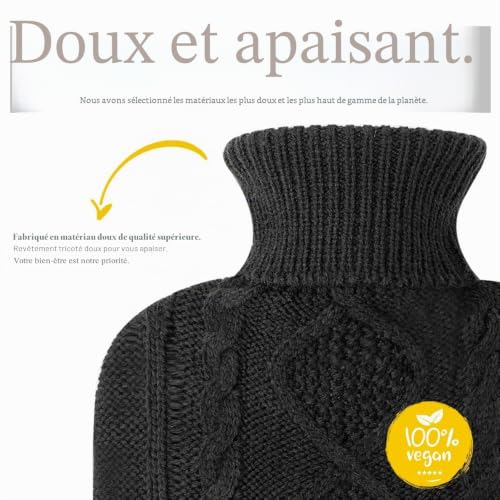 Bouillotte Eau Chaude - Housse Premium en Tricot Doux - Grande Capacité 1,8 L - Bouillotte avec House Tricotée pour Soulagement de la Douleur, Dos, Cou et Épaules & Nuits Chaudes Cosy - Noir – vue 2