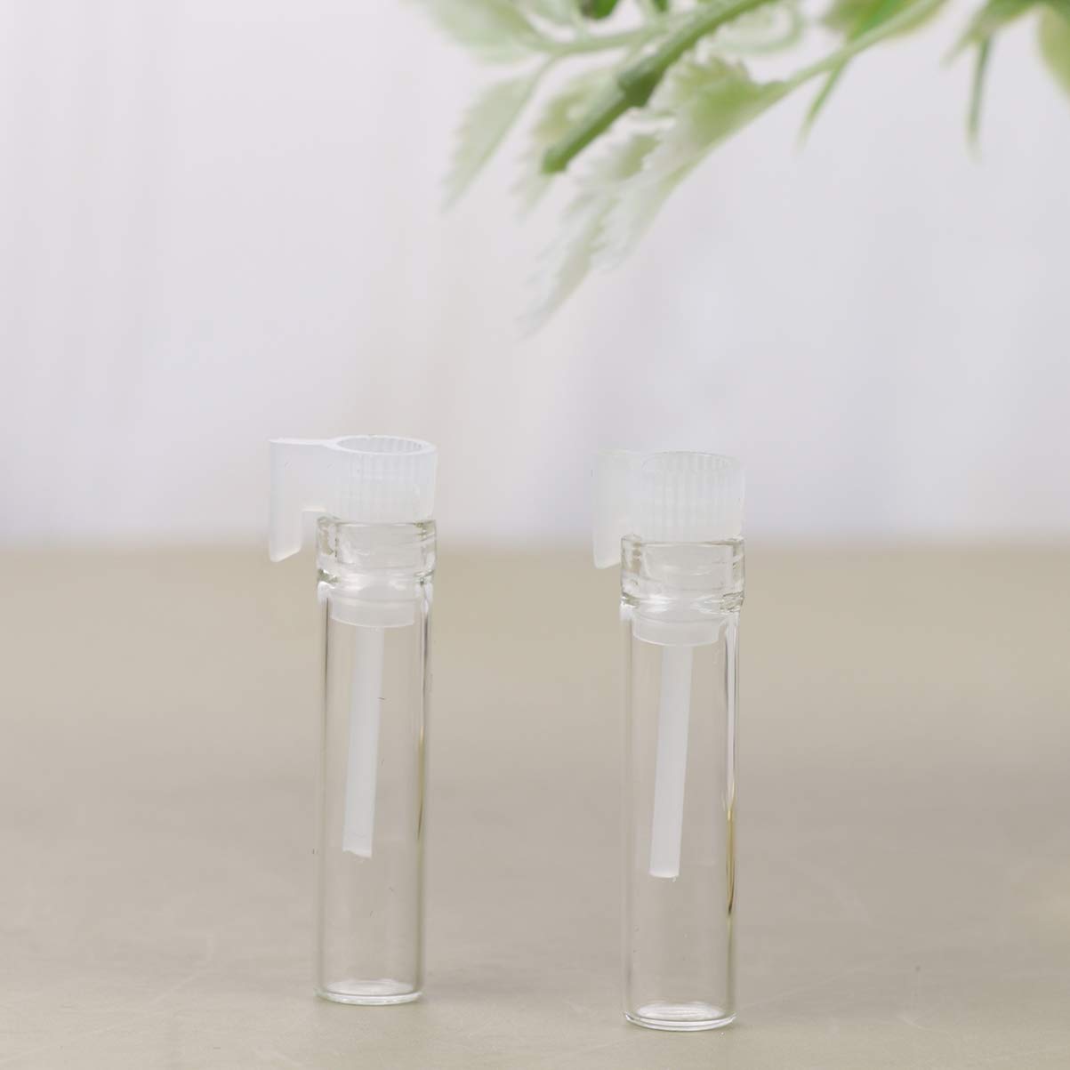 500 sztuk perfum butelki wielokrotnego napełniania szklana butelka klips do długopisu pojemnik na drobną mgiełkę z pokrywką pojemniki z rozpylaczem wielokrotnego napełniania puste perfumy podróżny poj