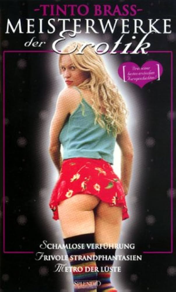 Ер адам тірі тауықты ұрып жатыр.