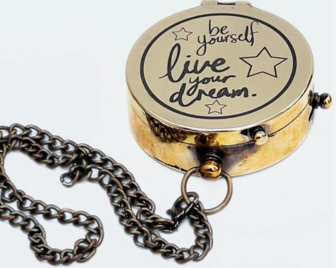 Brújula de latón grabada con cadena inspiradora miniatura 3